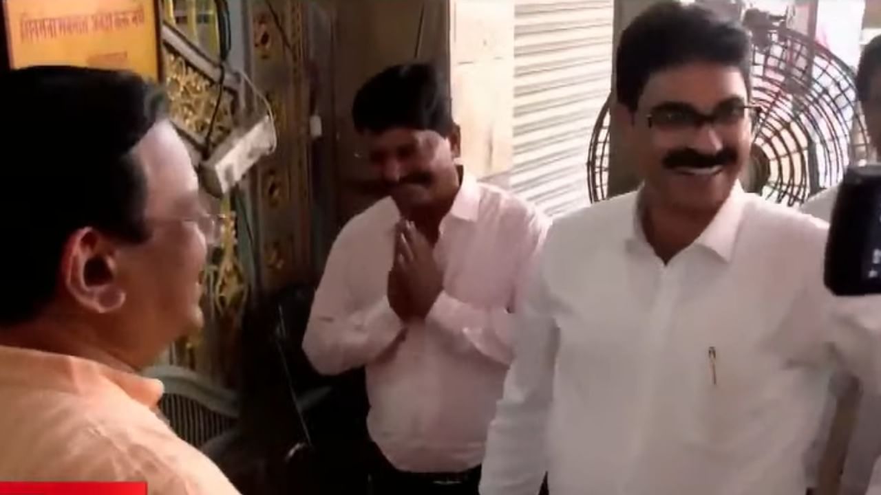 सध्या शिवसेना भवनातील पाचव्या मजल्यावर ही सर्वपक्षीय नेत्यांची बैठक सुरु आहे. या बैठकीत मतदार याद्यांच्या घोळाबद्दल चर्चा सुरु आहे. निवडणुकीपूर्वी या घोळावर ठोस भूमिका घेण्यावर भर दिला जात आहे.