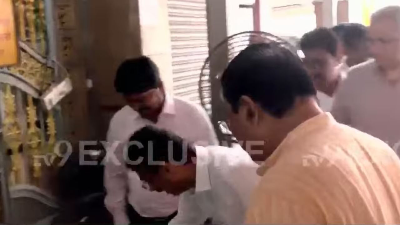 यानंतर बाळा नांदगावकर यांनी शिवसेना भवनात जाण्यापूर्वी त्या ठिकाणी असलेल्या पहिल्या पायरीला हाताने स्पर्श करत नमस्कार केला. यानंतर ते आत गेले.