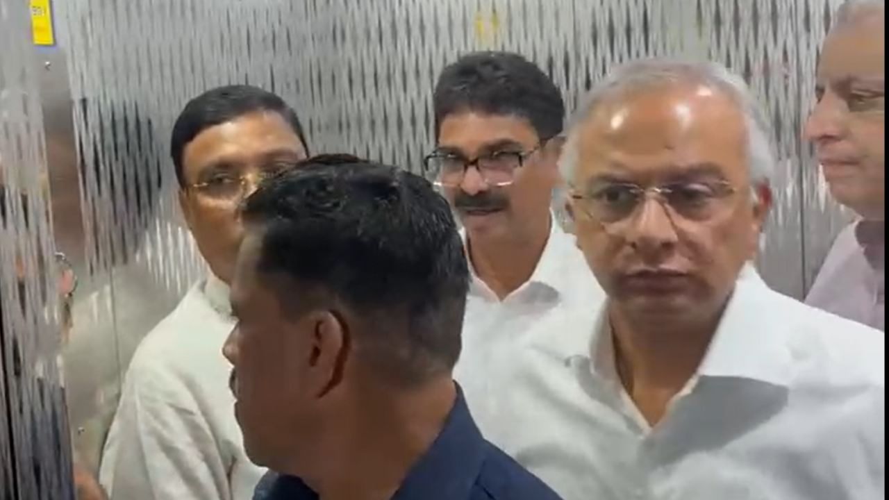 या पत्रकार परिषदेसाठी सध्या शिवसेना भवनात जयंत पाटील, बाळा नांदगावकर, संदीप देशपांडे हे दाखल झाले आहेत. आणखी काही महत्वाचे नेते लवकरच दाखल होण्याची अपेक्षा आहे.या पत्रकार परिषदेपूर्वी शिवसेना भवनात सर्व नेत्यांची बैठक सुरु आहे. ही बैठक आजच्या पत्रकार परिषदेचा अजेंडा आणि पुढील रणनीती ठरवण्यासाठी घेतली जात आहे.