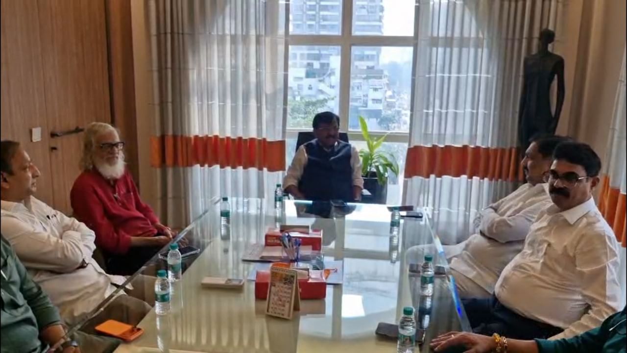 शिवेसना भवनात आज सर्वपक्षीय नेत्यांची पत्रकार परिषद आयोजित करण्यात आली आहे. या पत्रकार परिषदेनंतर हे नेते एकत्रितपणे निवडणूक आयोगाला निवेदन देण्याची शक्यता आहे. या बैठकीला ठाकरे गट, मनसे, राष्ट्रवादी शरद पवार गट, काँग्रेस यांसह विविध विरोधी पक्ष उपस्थित आहेत. या सर्व पक्षांचे प्रमुख नेते या बैठकीला हजेरी लावतील.