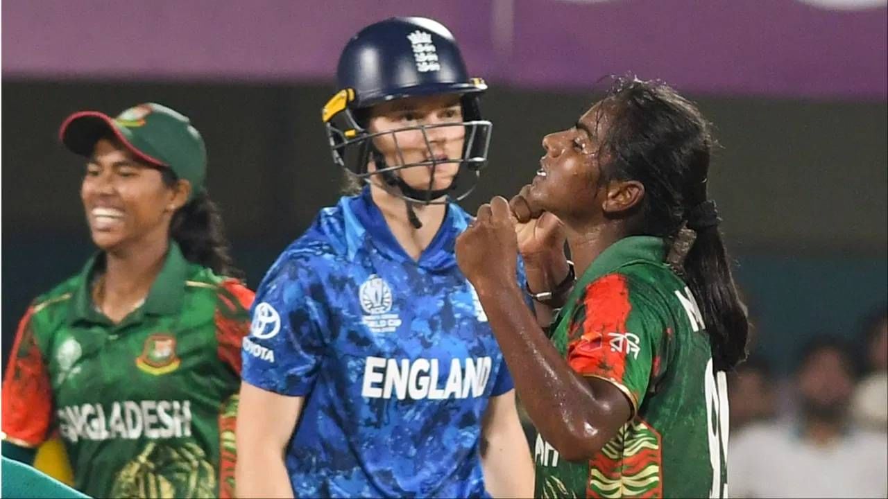 बांग्लादेशची मारुफ अख्तर सुद्धा गरीब कुटुंबातून येते. तिचे वडील सुद्धा शेतात मजुरी करायचे. मारुफ अख्तर वेगवान गोलंदाज आहे. आपल्या गोलंदाजीला धार आणण्यासाठी ती मुलांसोबत क्रिकेट खेळायची. मारुफ अख्तर बांग्लादेशच्या पेस गोलंदाजीची प्राण आहे. आतापर्यंत 27 वनडेमध्ये तिने 22 विकेट काढलेत. (Photo: PTI)