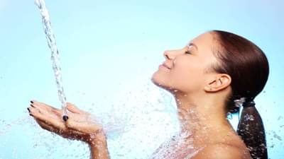 मिठाच्या पाण्याने आंघोळ करण्याचे आहेत अनेक फायदे, जाणून घ्या योग्य पद्धत