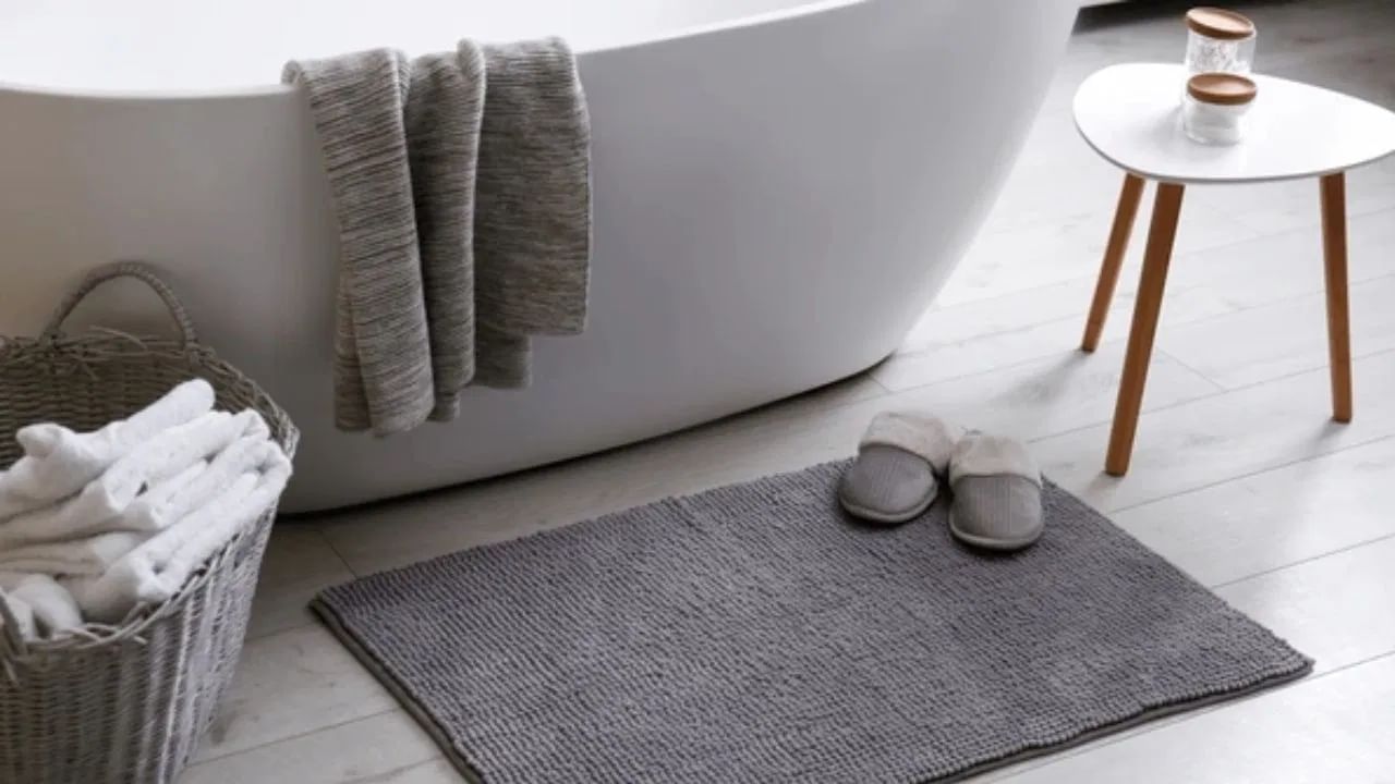 बाथरूममध्ये कधीही चप्पल उलटे ठेवू नका. तसेच तुटलेले आणि जीर्ण झालेले चप्पल बाथरूममध्ये ठेवणे टाळावे. चप्पल उलटे ठेवल्यास किंवा तुटलेले चप्पल बाथरूममध्ये ठेवल्याने घरात गंभीर वास्तुदोष निर्माण होऊ शकतात.