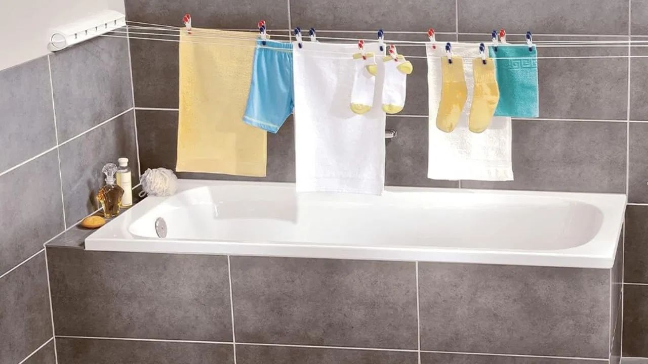 वापरलेले ओले कपडे बाथरूममध्ये जास्त वेळ ठेवू नका. तसेच कपड्यांचा ढीगही लावू नका. ओले कपडे तसेच ठेवल्याने वास्तुदोष निर्माण होतात. यामुळे घरात नकारात्मकता वाढू शकते. वापरलेले ओले कपडे त्वरित वाळवण्यासाठी घालावेत.