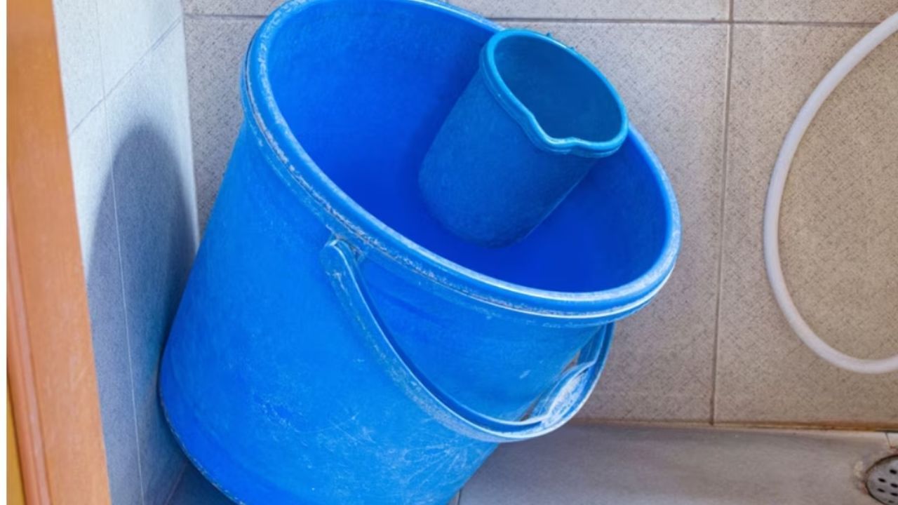 बाथरूममध्ये असलेली बादली किंवा टब (Tub) रिकामी ठेवू नये. बादली रिकामी ठेवणे हे घरात गरिबी आणि आर्थिक अडचणींना आमंत्रण देणारे मानले जाते.
