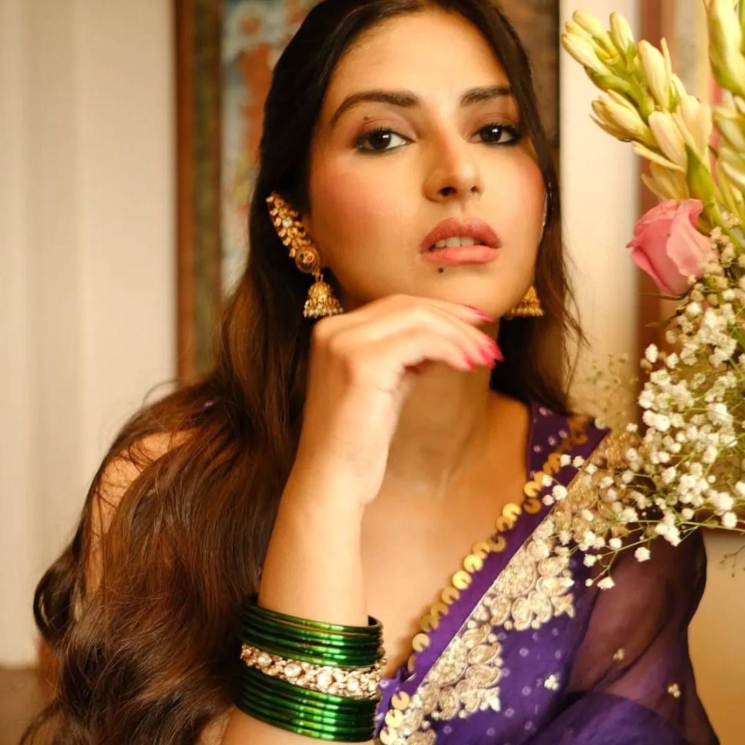 अभिनेत्रीच्या चित्रपटांबद्दल सांगायच झाल्यास झहीर इकबालच्या अपोजिट तिने 2019 साली करिअरची सुरुवात केली.  त्यानंतर हेलमेट आणि अमर प्रेमाची अमर कहाणी चित्रपटांचा भाग राहिली. आता ती कोको अँड नट चित्रपटात दिसणार आहे. 