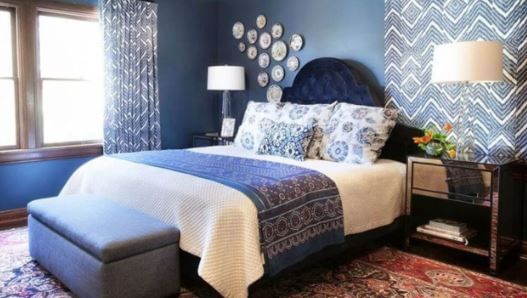 बेडरुममध्ये काही गोष्टी ठेवणे आवर्जुन टाळायला हवे. हे नियम पाळण्यास बेडरुम तसेच घरात सकारात्मक उर्जा कायम राहते, असे सांगितले जाते. बेडरुमच्या भिंतीला गडद हिरवा रंग कधीच देऊ नये असे सांगितले जाते. 