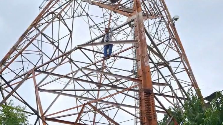 बीडमध्य डॉ. संपदा मुंडे यांना न्याय मिळावा या प्रकरणाची चौकशी करण्यासाठी एसआयटी स्थापन करावी आणि रणजित निंबाळकर यांच्यावर गुन्हा दाखल करावा तसेच रुपाली चाकणकर यांच्याकडून महिला आयोगाचा राजीनामा घ्यावा यासाठी आपण दोनशे फूटाच्या टॉवरवर चढून आंदोलन सुरू केले आहे असे आंदोलकाचे म्हणणे होते. 