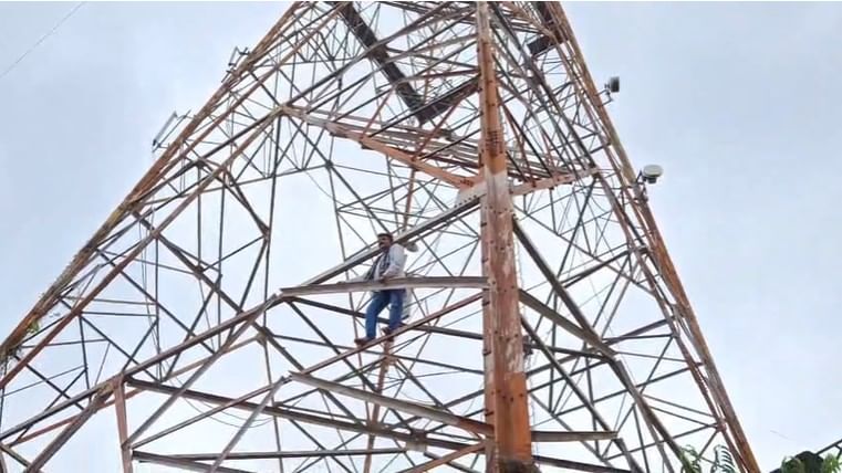  यावेळी आंदोलनकांशी खासदार सुप्रिया सुळे यांनी व्हिडिओ कॉलवर चर्चा करत त्यांना खाली उतरण्याची विनंती केली. खासदार सुप्रिया सुळे यांनी बीड जिल्ह्याचे जिल्हाधिकारी यांच्याशी फोनवरून या आंदोलकांसंदर्भात चर्चा केली आणि या आंदोलनाची दखल घ्या अशी विनंती देखील केली. 