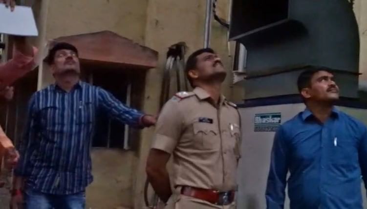  यावेळी खासदार सुप्रिया सुळे यांनी बीड जिल्ह्याचे कलेक्टर यांच्यासोबत फोनवरून संवाद साधला आणि तात्काळ आंदोलकांसोबत संवाद साधण्याची विनंती केली.महिला आयोगाच्या अध्यक्षा रूपाली चाकणकर यांचा राजीनामा घ्यावा आणि आत्महत्या प्रकरणाची एसआयटीच्या माध्यमातून चौकशी करावी या तीन प्रमुख मागण्या त्यांनी केल्या.