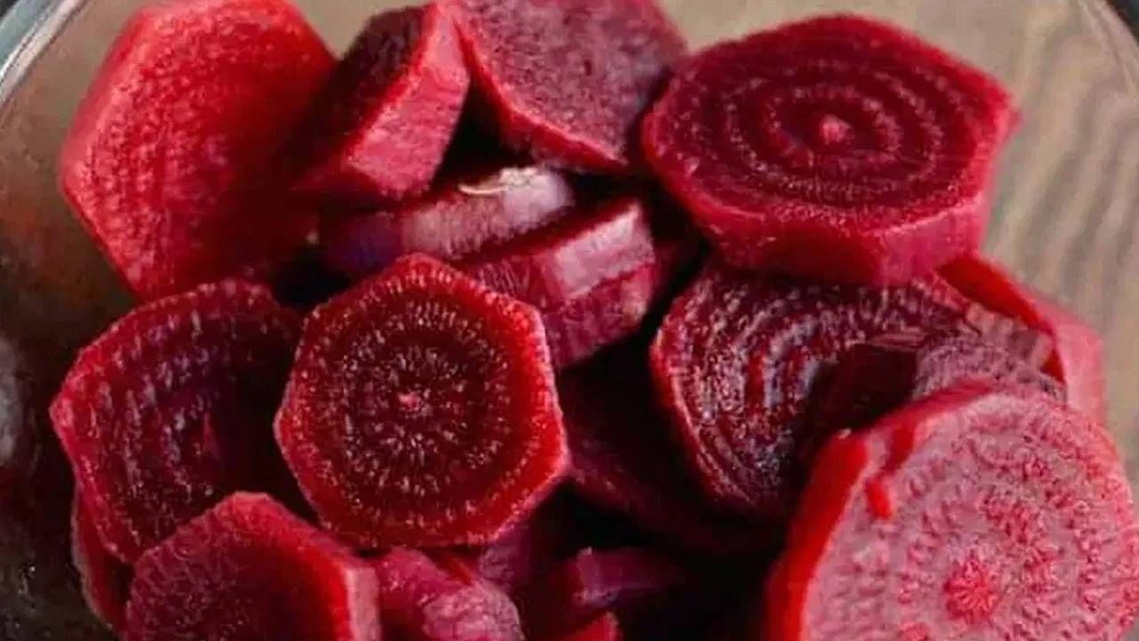 यासाठी भांड्यात बेसन, हळद, मीठ, जिरे आणि इतर मसाले घाला आणि चांगले मिसळा. एक छोट्या आकाराचे बीट मिक्सरमध्ये बारीक करून घ्या. 