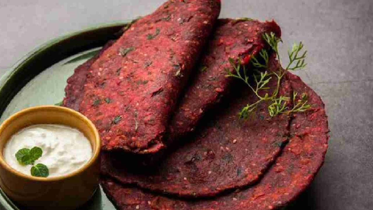 दररोज बीट खाण्याचा जवळपास सर्वांनाच कंटाळा येतो. कच्चे बीट खायचे म्हटल्यावर सर्वजण नकोच म्हणतात. दररोज सकाळी तुम्ही मस्त खमंग असा बीटचा चिल्ला बसून खाऊ शकता. 