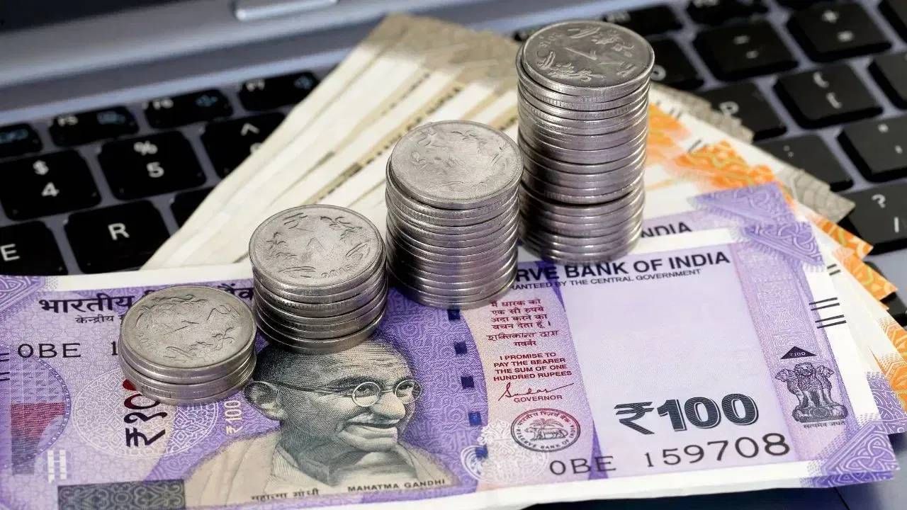 पीपीएफ अकाउंट 15 वर्षांनी मॅच्योर होतं. पण ते तुम्ही 5-5 वर्षाच्या ब्लॉकने वाढवू शकता. मॅच्योरिटीच्या एक वर्षाच्या आत फॉर्म-H जमा करा. यामुळे तुमचं अकाउंट सुरु राहील आणि व्याजही मिळेल. या एक्सटेंशनमुळे तुमचा फंड वेगाने वाढून कोट्यवधी रुपयापर्यंत पोहोचू शकतो.  