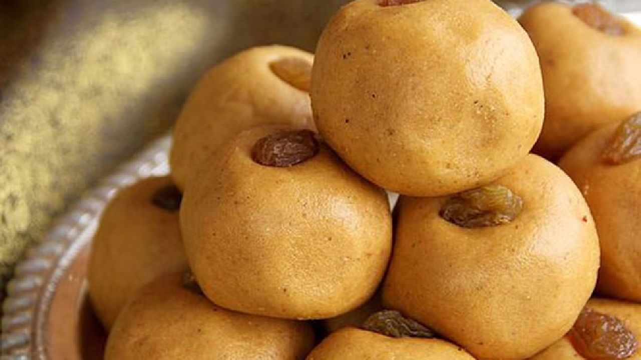 एक गोष्ट लक्षात ठेवा बेसन ओव्हरकूक करू नका... लाडू चविष्ट आणि मऊसर होण्यासाठी तूप भरपूर लागते. बेसन पूर्ण तुपात भिजल्यास लाडू नीट वळतात.