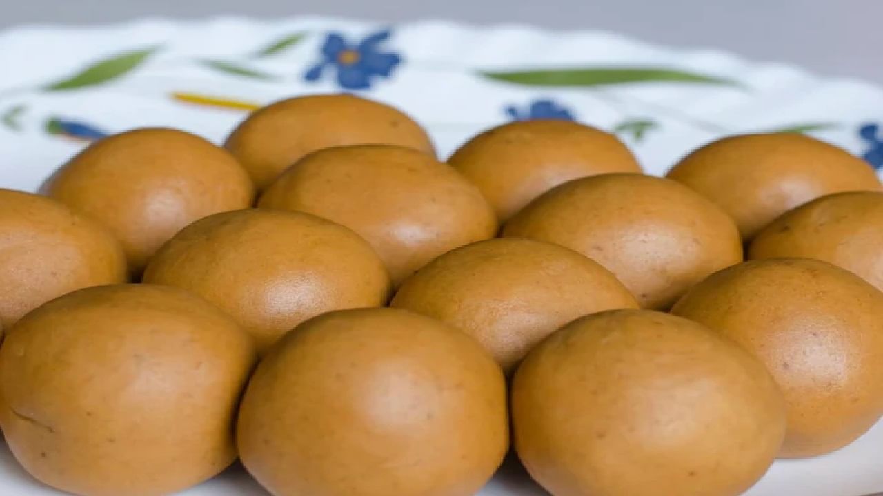 बेसन भाजून त्याला थंड होऊ द्या. थंड झाल्यावर त्यात साखर मिसळण्याआधी ते पूर्ण थंड होऊ द्या, अन्यथा साखर वितळून लाडू चिकट होतील.