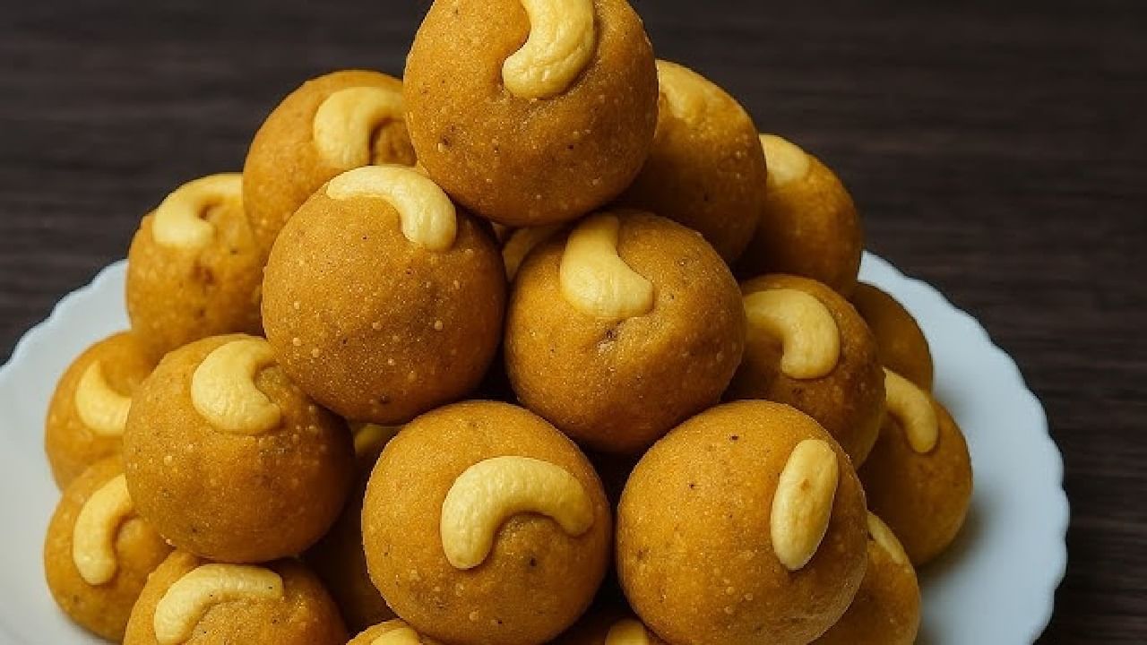 साखर बारीक पूड करून वापरा.... साधी साखर वाटून बारीक पावडर करून घ्या. यामुळे लाडूंमध्ये गुठळ्या राहत नाहीत.