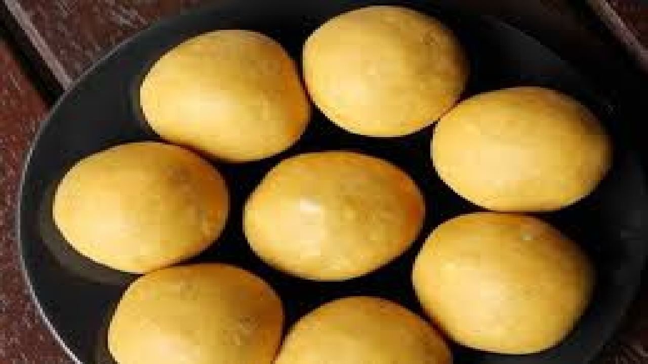 वेलदोड्याची पूड आणि खवलेले बदाम-काजू घातल्याने लाडूला स्वादिष्ट सुगंध व चव येते. मिश्रण थंड झाल्यावर हाताने घट्ट वळून लाडू तयार करा. खूप सैल मिश्रण असल्यास थोडं दूध टाकू शकता, पण कोरडेच लाडू चांगले.