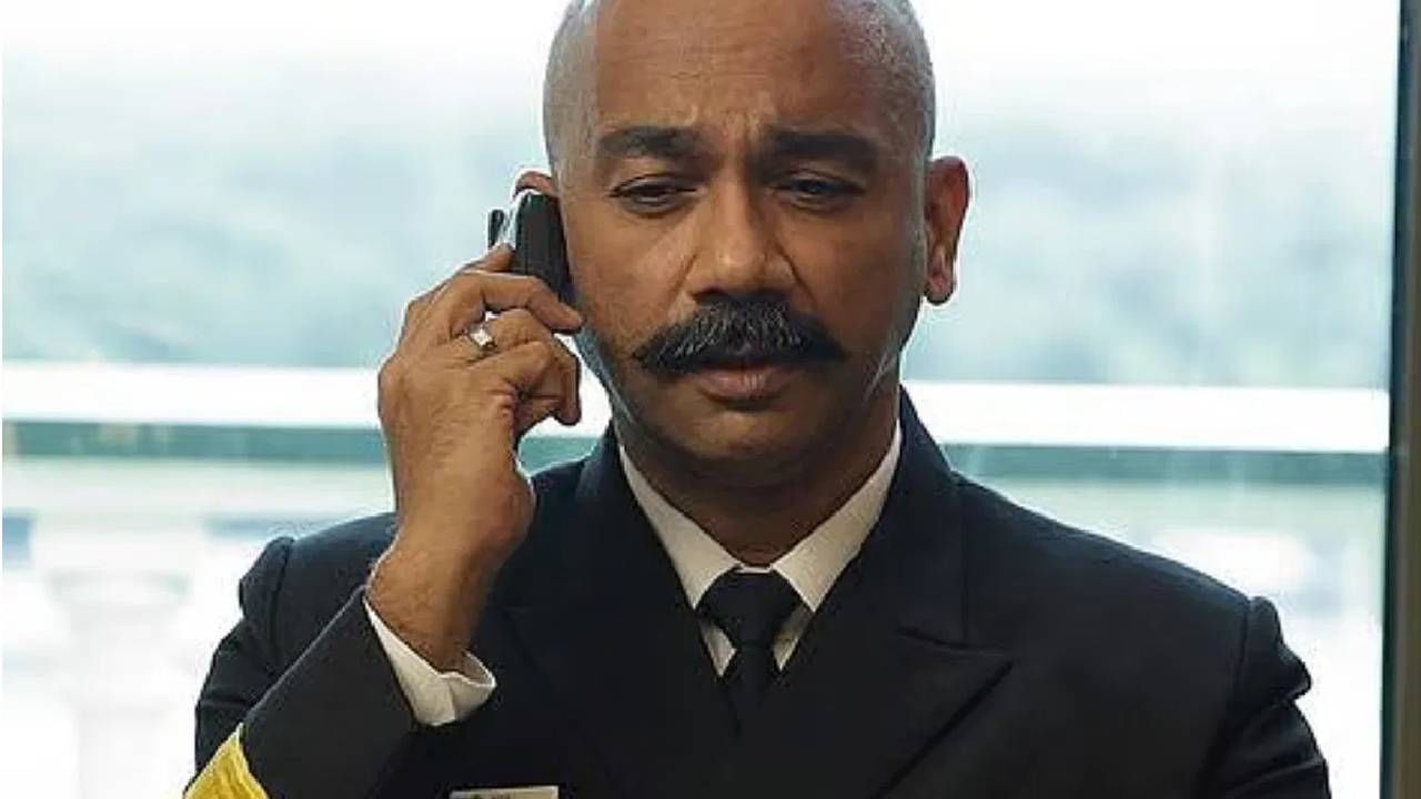 बिग बॉसचा आवाज म्हणून प्रसिद्ध असलेले विजय यांच्याबद्दल बोलायचे झाले तर, त्यांची कारकीर्द बिग बॉसपुरती मर्यादित राहिलेली नाही. त्यांनी अभिनेता म्हणूनही स्वतःला एक्सप्लोर केले आहे. 2019 साली ते मनोज वाजपेयींच्या 'द फॅमिली मॅन' या मालिकेतही होते. तसेच  'ब्रीद 2', 'मिर्झापूर 2' आणि 'स्पेशल ऑप्स 1.5' सारख्या लोकप्रिय आणि हिट वेब सिरीजमध्येही ते झळकले आहेत. 