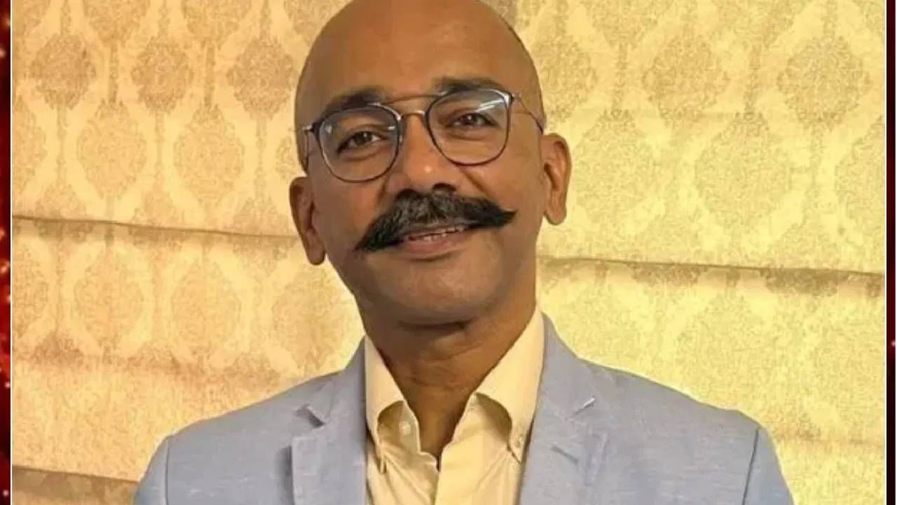 तो आवाज म्हणजे विजय विक्रम सिंग यांचा. विजय गेल्या दीड दशकापासून बिग बॉसशी जोडलेले आहेत,  पण त्यांच्याबद्दलची खास गोष्ट म्हणजे ते या शो दरम्यान कधीही पडद्यावर दिसले नाहीत. मात्र, तुम्ही त्यांचा आवाज नक्कीच ऐकला असेल. ते पडद्याआडूनच टास्क आणि सूचाना देताना दिसतात. 2010 साली बिग बॉसच्या चौथ्या सीझनदरम्यान त्यांनी एंट्री केली.  