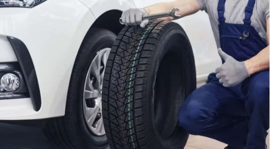 सुरुवातीला वाहनांचे चाक हे काळ्या रंगाच नव्हते. टायरची निर्मिती करताना कंपन्यात त्यात कार्बन ब्लॅक नावाचा घटक मिळतात. त्यामुळेच टायरांचा रंग काळा होतो. 