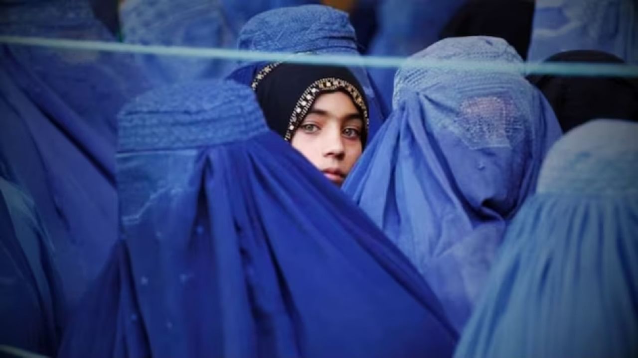 मुस्लीम देशाल महिलांना बुरख्यात करावं लागलं असं काही, शिक्षण नाही पण असं सर्व..., जाणून व्हाल थक्क मुस्लीम देशाल महिलांना बुरख्यात करावं लागलं असं काही, शिक्षण नाही पण असं सर्व..., जाणून व्हाल थक्क