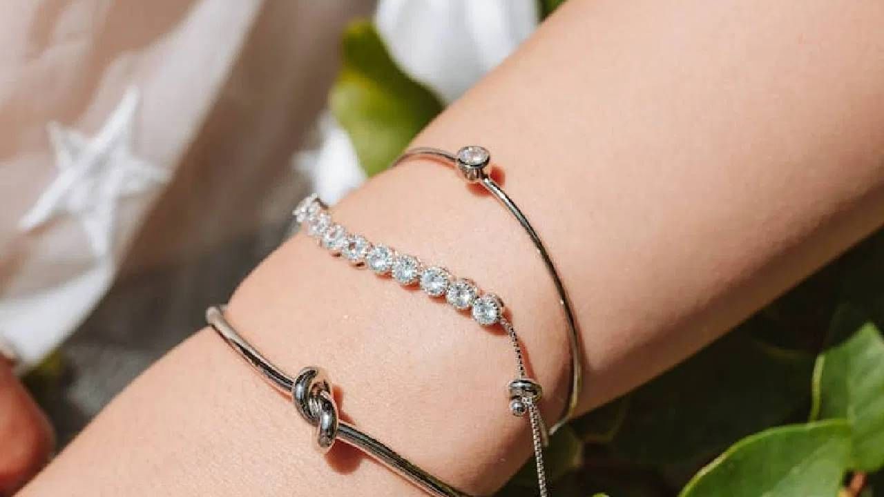 तुम्ही चांदीमध्ये लाइट वेट ब्रेसलेट खरेदी करु शकता. यात तुम्हाला लाइट ते हेवी वेट अनेक डिझाइन्स मिळतील. तुम्ही तुमच्या बजेटनुसार सिलेक्ट करु शकता. यात सिंपल कंगन स्टाइल आणि इतर अनेक डिजाइन्स आहेत. त्याशिवाय आजकल आर्टिफिशियल डायमंड स्टाइलचे ब्रेसलेट खूप ट्रेंड मध्ये आहेत. 