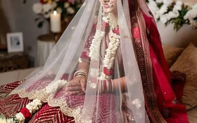 मधूचंद्रासाठी सजवला बेडरुम, फुलांसोबत लावल्या अशा वस्तू, पाहून लोक झाले हैराण....