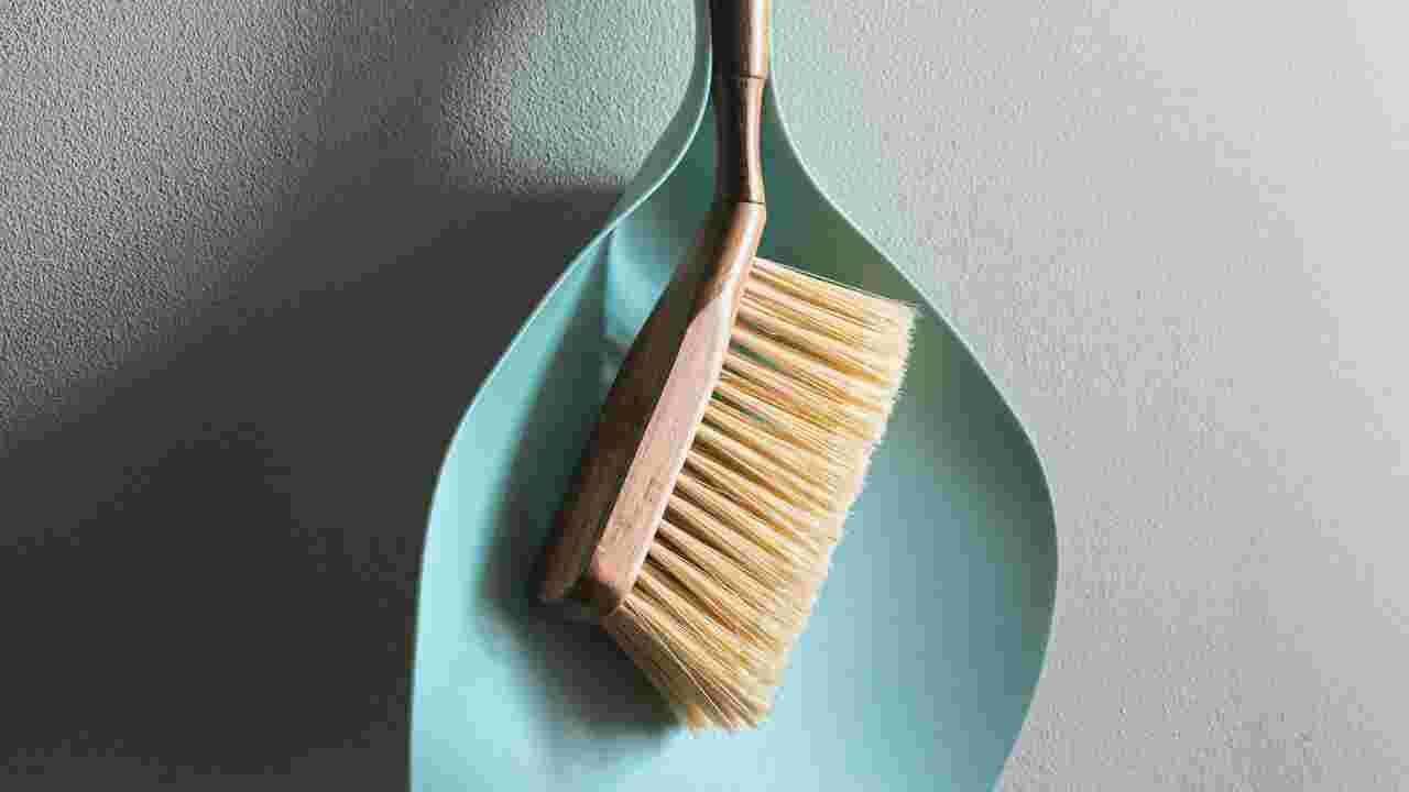 झाडू हे लक्ष्मीचे प्रतीक असते, त्याला कधीही लाथ मारू नये. त्यावर पाय ठेवू नये किंवा तो अनादराने फेकू नये. जुना झाडू बदलताना तो स्वच्छ करून, आदरपूर्वक घरापासून दूर, शक्यतो दक्षिणेकडील दिशेला किंवा एखाद्या झाडाखाली ठेवावा.