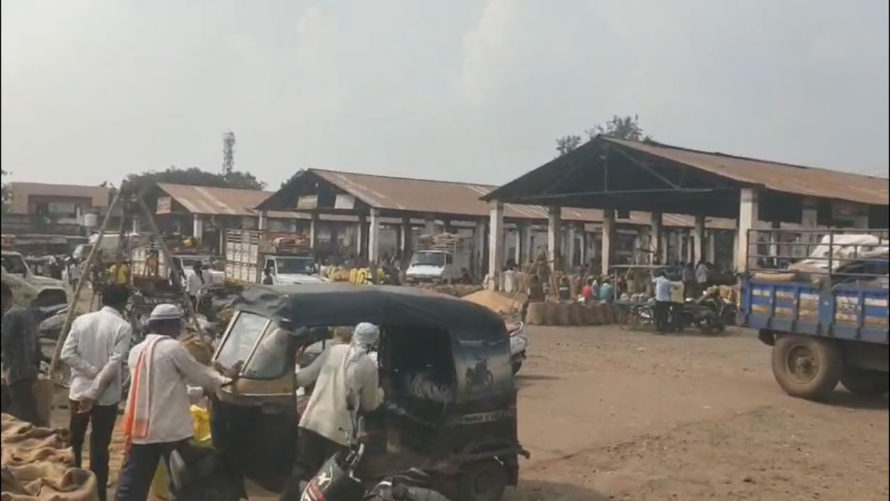 बुलढाणाच्या खामगाव कृषी उत्पन्न बाजार समितीने पुन्हा एकदा आपली विश्वासार्हता आणि शेतकऱ्यांप्रतीची निष्ठा सिद्ध केली आहे. एका शेतकऱ्याचे हरवलेले, अंदाजे ९ लाख रुपये किमतीचे ७ तोळे (सुमारे ७० ग्रॅम) सोन्याचे दागिने बाजार समितीच्या अधिकाऱ्यांनी तत्परता दाखवत त्याला परत केले आहेत. या अभूतपूर्व कामगिरीमुळे बाजार समितीचे सर्वत्र कौतुक होत आहे.