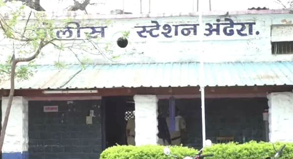 बुलढाणा जिल्ह्यातील अंढेरा पोलीस ठाण्याच्या हद्दीत आज एक अत्यंत धक्कादायक घटना उघडकीस आली आहे. इथे दोन जुळ्या बहिणींचा अत्यंत निर्घृणपणे खून करण्यात आला आहे.