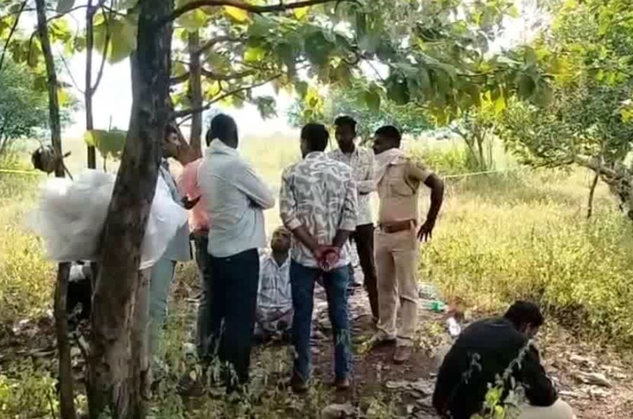 मिळालेल्या माहितीनुसार रुई (जि. वाशिम) येथील राहणारा राहुल चव्हाण, जो पुण्यातील एका खासगी कंपनीत काम करतो, याने आपल्या अडीच वर्षाच्या दोन जुळ्या मुलींचा गळा कापून खून केला आहे. पोलिसांनी दिलेल्या माहितीनुसार, राहुल चव्हाण आपल्या पत्नी आणि दोन मुलींना घेऊन घरच्या दिशेने जात होता.