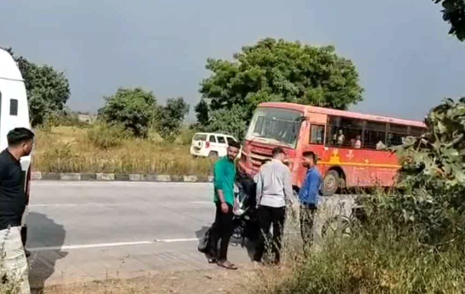 प्रवासादरम्यान नवरा- बायको यांच्यात वाद सुरु झाला. या वादात रागाच्या भरात पत्नीने माहेरी जाण्याचा निर्णय घेतला. तर राहुल आपल्या मुलींसह पुढे आपल्या निघाला होता.
