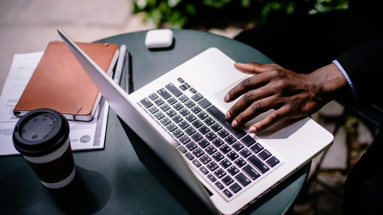 भारतात अब्जाधीशांचे जग हे तरुण, नवीन विचार आणि अनुभवी उद्योजकांचे मिश्रण आहे. झेप्टोचे संस्थापक कैवल्य व्होरा यांच्यापासून ते रिलायन्स इंडस्ट्रीजचे प्रमुख मुकेश अंबानी यांच्यापर्यंत अनेक लोकांनी प्रचंड पैसा, संपत्ती मिळवली.