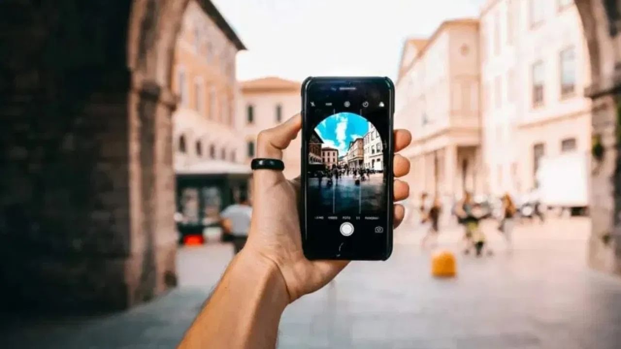 कॅमेऱ्याला मराठीत छायाचित्र टिपण्याचे यंत्र असे म्हणतात. याशिवाय, काहीवेळा 'कॅमेरा' हा शब्द देखील वापरला जातो. याचा उपयोग तर आज प्रत्येकाला माहिती आहे. 'कॅमेरा' हा मूळ इंग्रजी शब्द मराठीतही सर्रास वापरला जातो. 