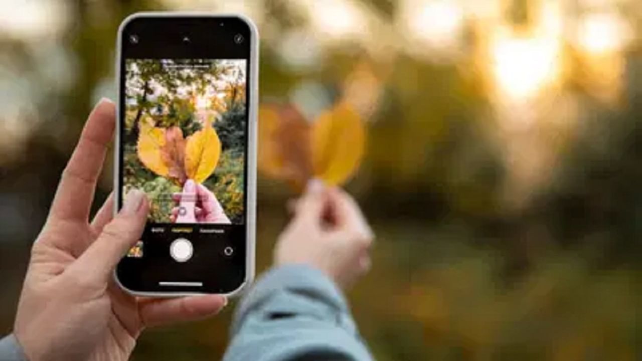 पूर्वी स्मार्टफोन नव्हते त्यामुळे अनेकांच्या घरी कॅमेरे असायचे. तर 90 दशकापर्यंत सर्वांमध्ये फोटो स्टुडिओची क्रेझ होती. सणच्या दिवशी संपूर्ण कुटुंब आठवण म्हणून फोटो स्टुडिओमध्ये फोटो काढण्यासाठी जायचे