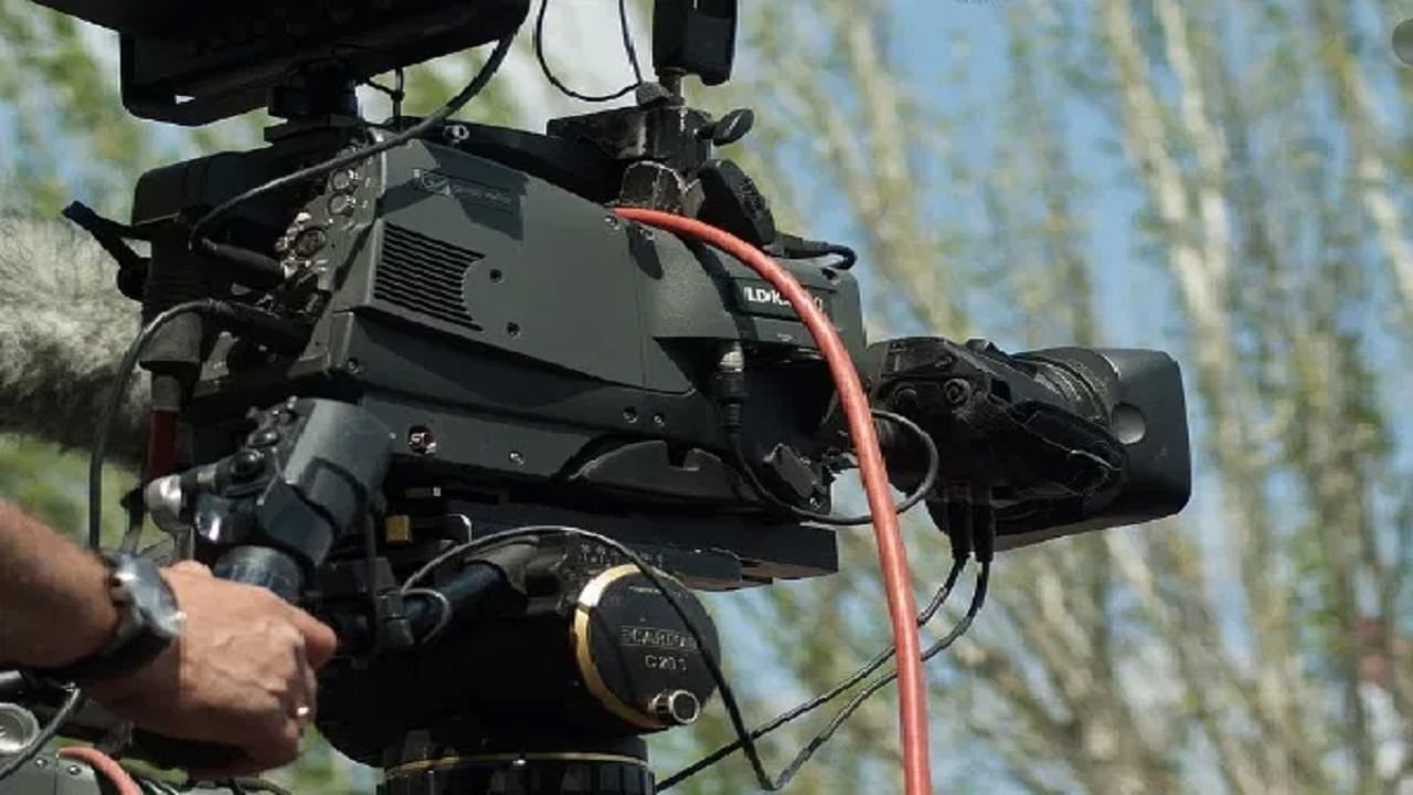 सांगायचं झालं तर, कॅमेऱ्यामध्ये प्रकाशसंवेदी पृष्ठभाग असतो... यावर रासायनिक चढवलेली फिल्म किंवा विद्यूत संवेदक असतो.