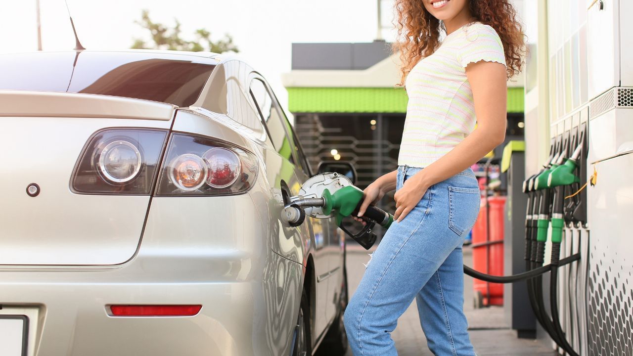 प्रत्येक आधुनिक वाहनात इंधनाच्या बाष्पांना वातावरणात मिसळण्यापासून रोखण्यासाठी एक बाष्पीभवन उत्सर्जन नियंत्रण प्रणाली (EVAP) असते. टाकी ओव्हरफ्लो केल्यास इंधन या प्रणालीच्या कॅनिटरमध्ये (Canister) शिरू शकते, ज्यामुळे ही यंत्रणा खराब होते आणि तुम्हाला दुरुस्तीचा खर्च येऊ शकतो.