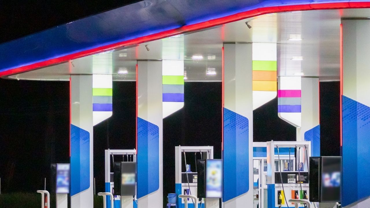 ज्यावेळी तुम्ही इंधनाची टाकी पूर्णपणे भरता, तेव्हा तुम्ही अनावश्यक वजन वाहून नेत असता. जास्त वजनामुळे इंजिनला जास्त मेहनत करावी लागते, ज्यामुळे मायलेज कमी होतो आणि इंधनाचा वापर वाढतो.