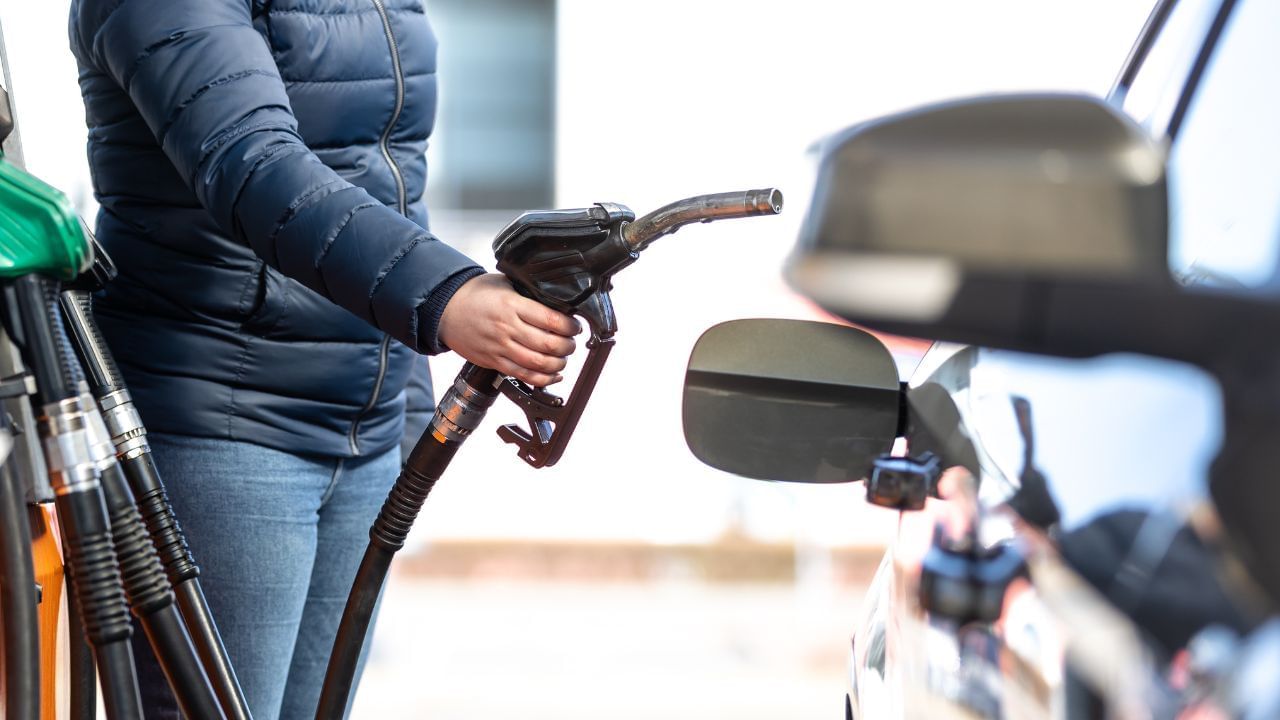 प्रत्येक कारच्या इंधन टाकीची एक निश्चित क्षमता असते, जी कार उत्पादकाद्वारे निश्चित केली जाते. ती त्या मर्यादेपर्यंत भरणे चांगले मानले जाते. त्यामुळे यापुढे पेट्रोल किंवा डिझेल भरताना, इंधन पंपाचे नॉझल जेव्हा पहिल्यांदा आपोआप कट (Auto Cut) होईल, तेव्हा पंप अटेंडंटला भरणे थांबवण्यास सांगा.