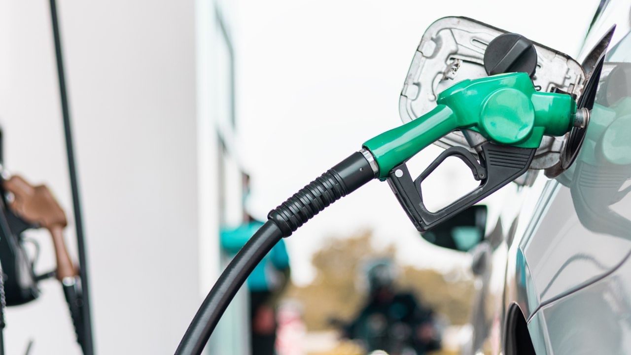 जेव्हा टाकी काठोकाठ भरलेली असते, तेव्हा रस्त्यावरील खड्ड्यांमुळे इंधन बाहेर सांडण्याची शक्यता असते. हे बाहेर सांडलेले इंधन निरुपयोगी ठरते, ज्यामुळे तुमचे नुकसान होते.