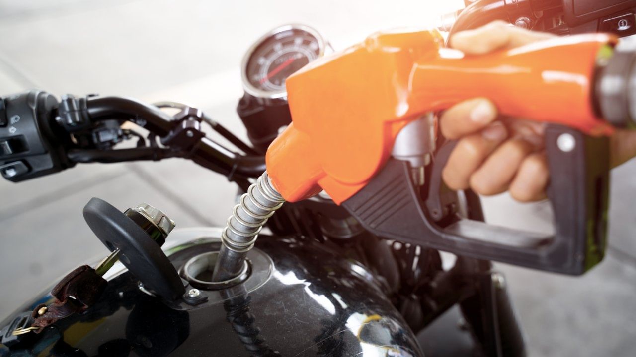 कारमध्ये पेट्रोल किंवा डिझेलची पूर्ण टाकी भरल्याने जास्त दाब निर्माण होतो. या अतिरिक्त दाबामुळे कारच्या इंधन प्रणालीवर विपरीत परिणाम होऊ शकतो. तसेच यातील काही नाजूक भाग खराब होऊ शकतात.