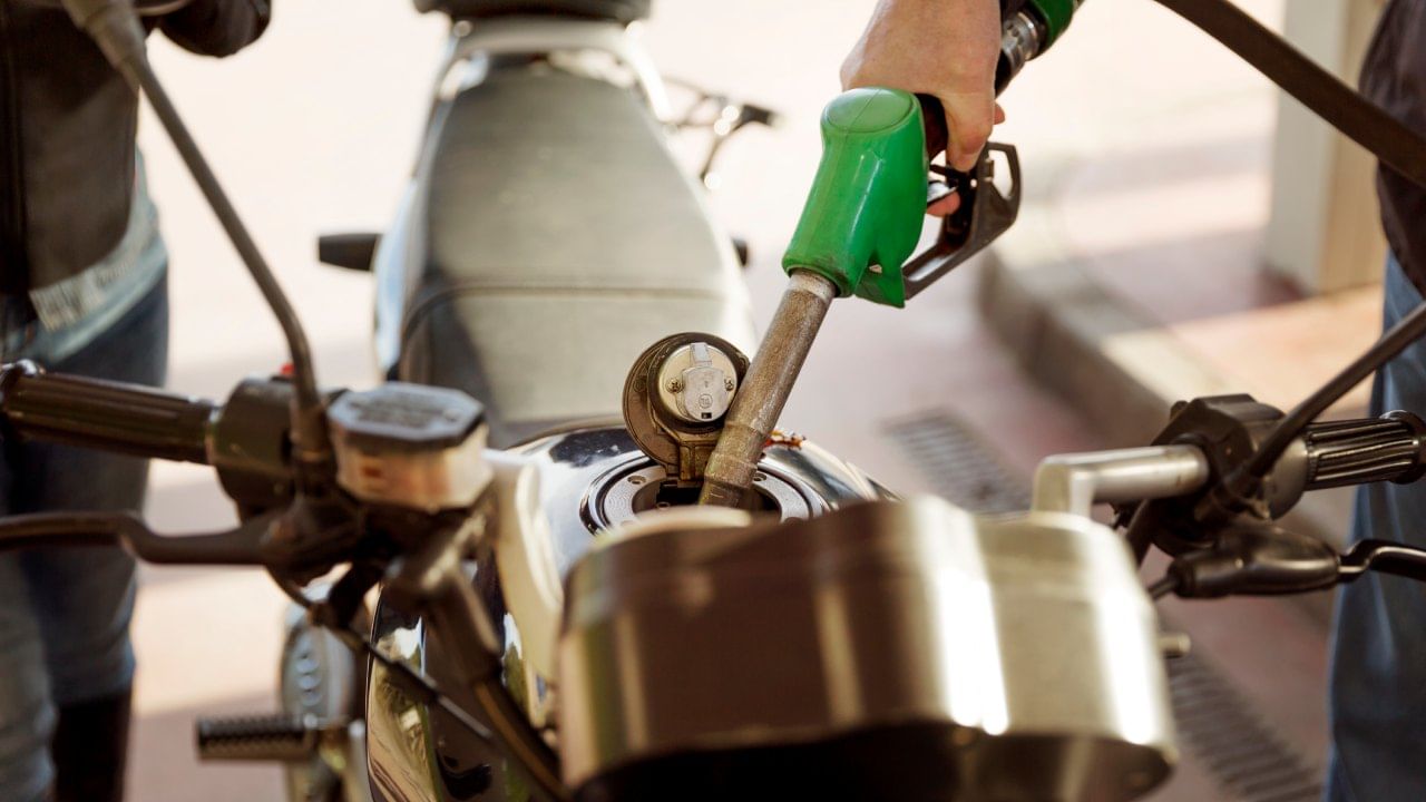 आपल्यापैकी अनेकजण कार किंवा टू व्हीलरमध्ये पेट्रोल आणि डिझेलची टाकी फुल करतात. ही गोष्ट आपल्या गाडीसाठी उत्तम असते, असे अनेकांना वाटते. पण असे अजिबात नाही.