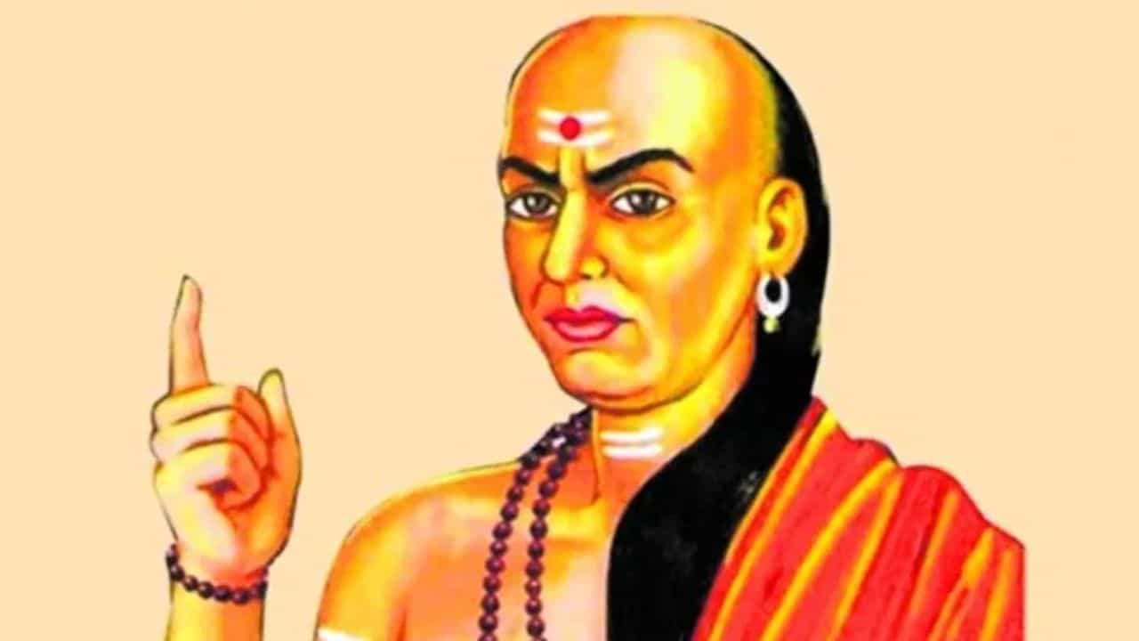 Chanakya Neeti : वडिलांच्या या 4 सवयी मुलांचं आयुष्य बरबाद करतात, चाणक्य काय सांगतात?