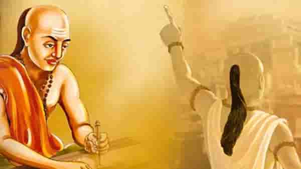 Chanakya Neeti : या तीन सवयी व्यक्तीला रंकाचा बनवतात राव, चाणक्य काय म्हणतात?