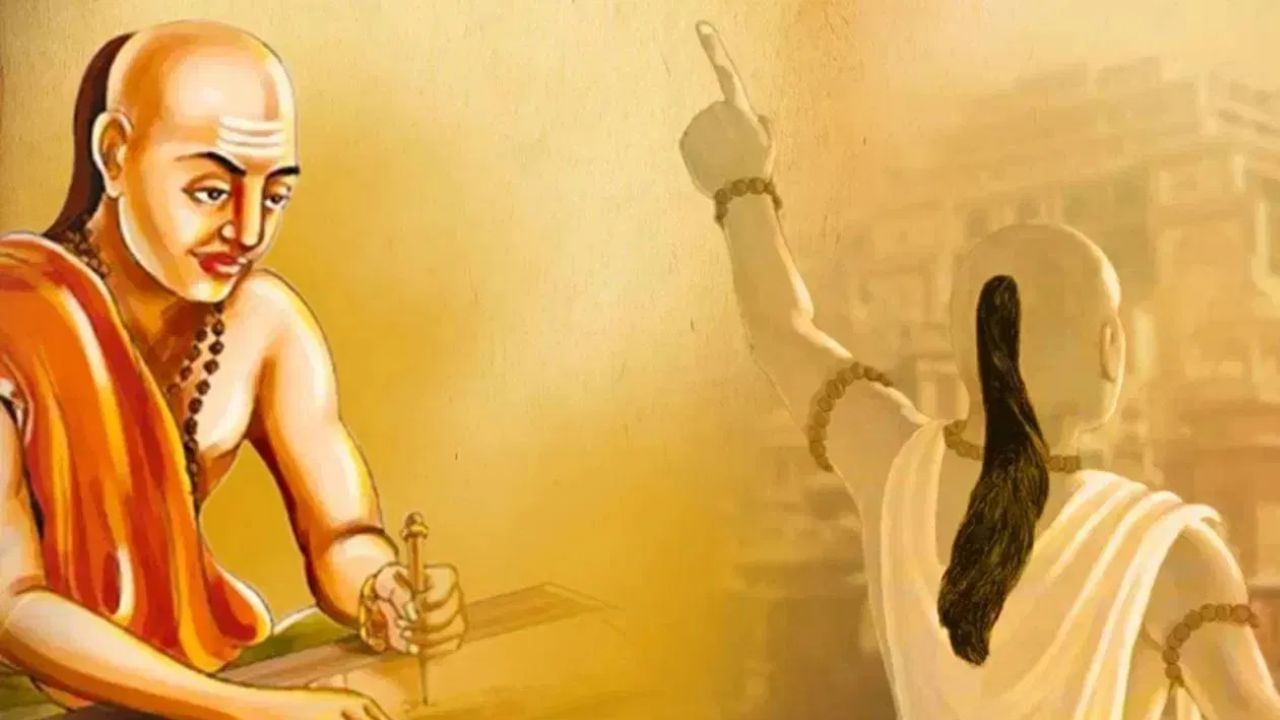 Chanakya Neeti : या तीन सवयी व्यक्तीला रंकाचा बनवतात राव, चाणक्य काय म्हणतात?