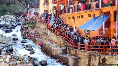 जर तुम्ही तुमच्या पालकांसोबत चारधामला जाण्याचा विचार करत असाल तर ही बातमी तुमच्यासाठी आहे. उत्तराखंडमधील प्रसिद्ध चार धाम म्हणजेच बद्रीनाथ, केदारनाथ, यमुनोत्री आणि गंगोत्री या चारही मंदिरांचे दरवाजे लवकरच बंद होणार आहेत.