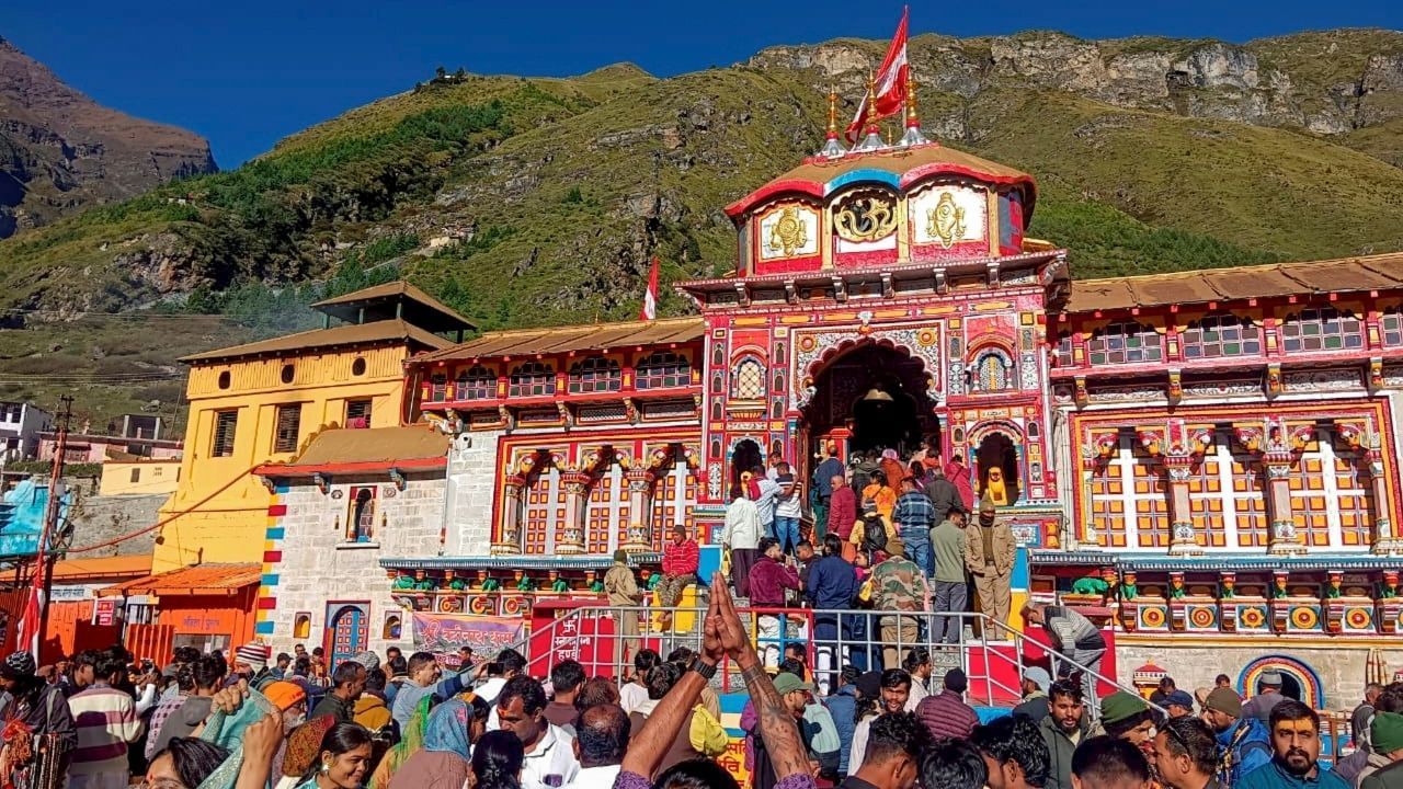 उत्तराखंड सरकारने बद्रीनाथ मंदिराचे दरवाजे बंद करण्याची तारीख विजयादशमीच्या शुभ मुहूर्तावर जाहीर केली. त्यापाठोपाठ इतर तीन धामांच्या तारखाही निश्चित करण्यात आल्या आहेत.