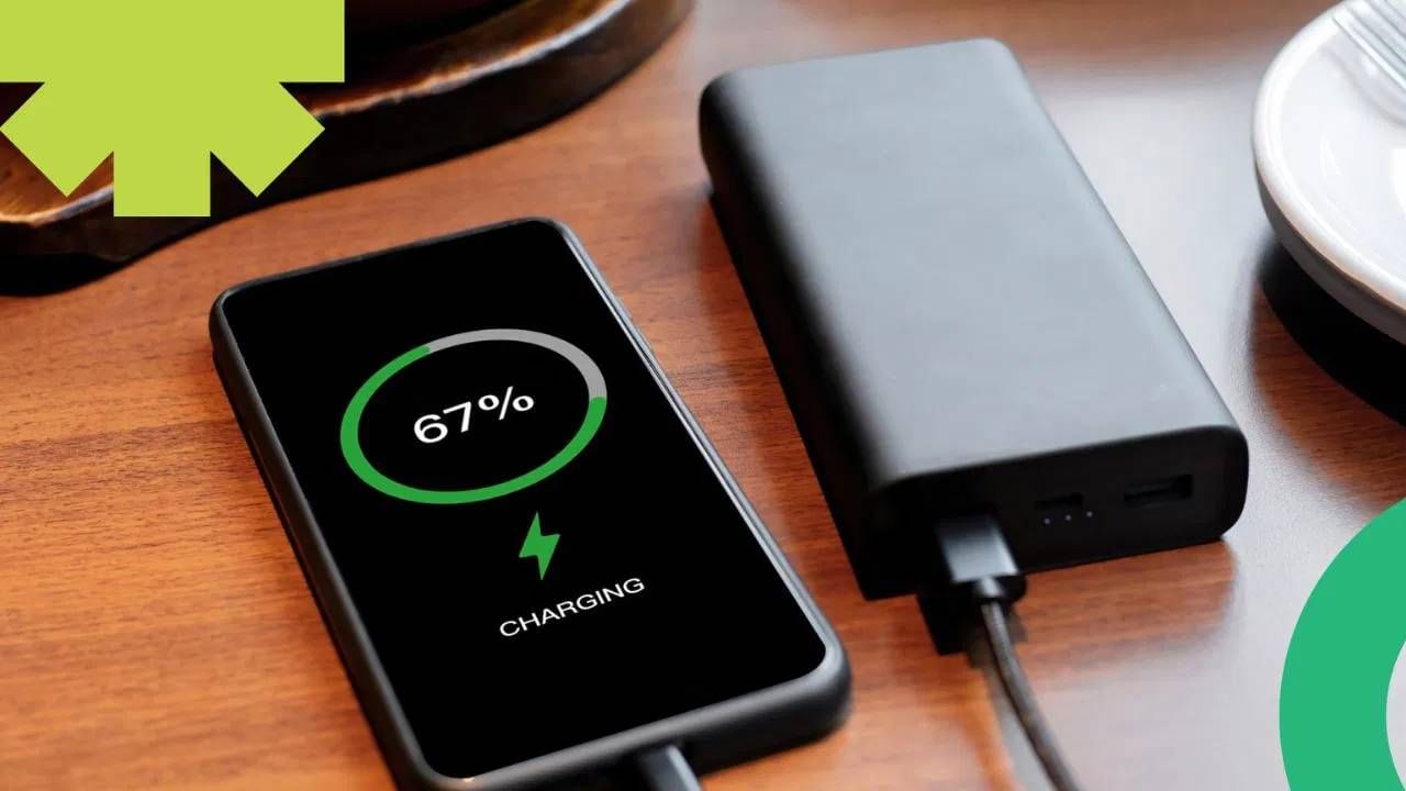 HGD India च्या एका अहवालात असे म्हटले आहे की विमानतळांवर सर्वत्र चार्जिंग पॉइंट्स असतात, प्रवासादरम्यान तुमच्या फोनची बॅटरी कमी झाल्यावर त्यांचा वापर करणे सोपे आहे. पण सायबर सुरक्षा तज्ञ जेसन ग्लासबर्ग यांच्या सांगण्यानुसार, अशा ठिकाणी लोक घाईत असतात आणि त्यामुळे ते त्यांच्या उपकरणांच्या सुरक्षिततेबद्दल विचार करत नाहीत. जर तुम्ही विमानतळावर चार्जिंग पॉईंट वापरत असाल तर हॅकर्स तुमच्या फोनमधून डेटा चोरू शकतात.