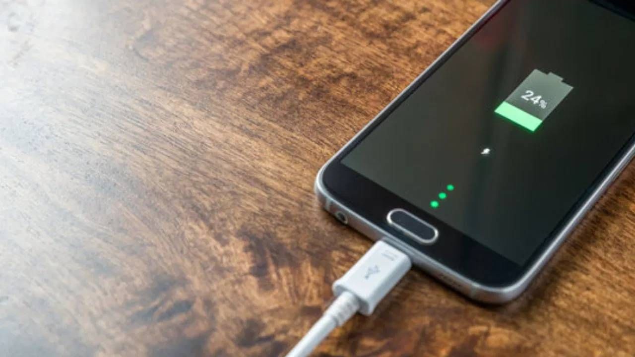 हॉटेल रूम : हॉटेलच्या खोलीत अलार्म घड्याळावर किंवा बेडसाईड टेबलवर यूएसबी पोर्ट असतात, पण हॅकर्स हे पोर्ट देखील हॅक करू शकतात. जर तुम्ही तुमचा फोन त्यात प्लग केला तर ते तुमच्या फोनमध्ये मालवेअर शिरू शकतो. किंवा तुमचा डेटा चोरा जाऊ शकतो.