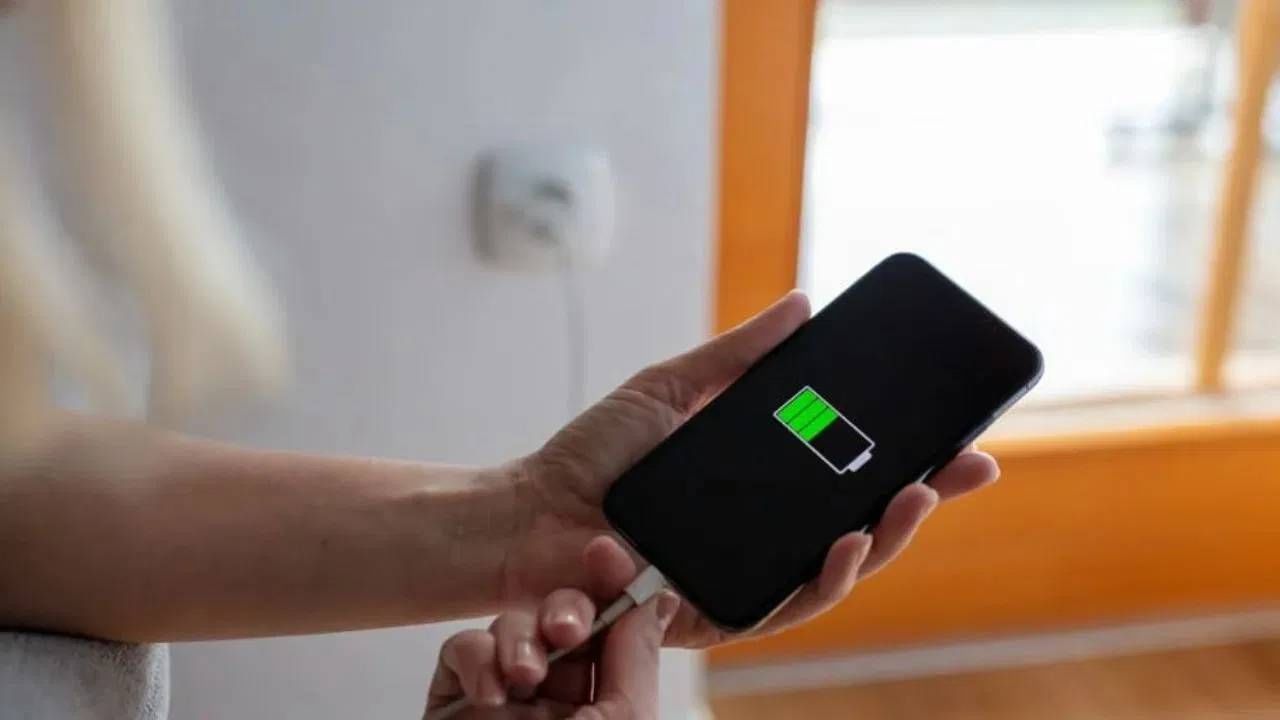 रेल्वे स्टेशन किंवा बस टर्मिनल: रेल्वे स्टेशन किंवा बस टर्मिनलवर मोफत चार्जिंग स्टेशन पाहून आपण आपला फोन चार्ज करायला लावतो. पण सायबरसुरक्षा तज्ञ जॅक व्होंडर हाइड स्पष्ट करतात की हॅकर्स तुमचा फोन चार्ज करण्यासाठी या स्टेशनवर यूएसबी पोर्ट सेट करू शकतात, एवढंच नव्हे तर ते तुमचा डेटा देखील चोरू शकतात. तुमची कन्टॅक्ट लिस्ट, मेसेज किंवा फोटो हॅकर्सच्या हाती लागू शकतात.